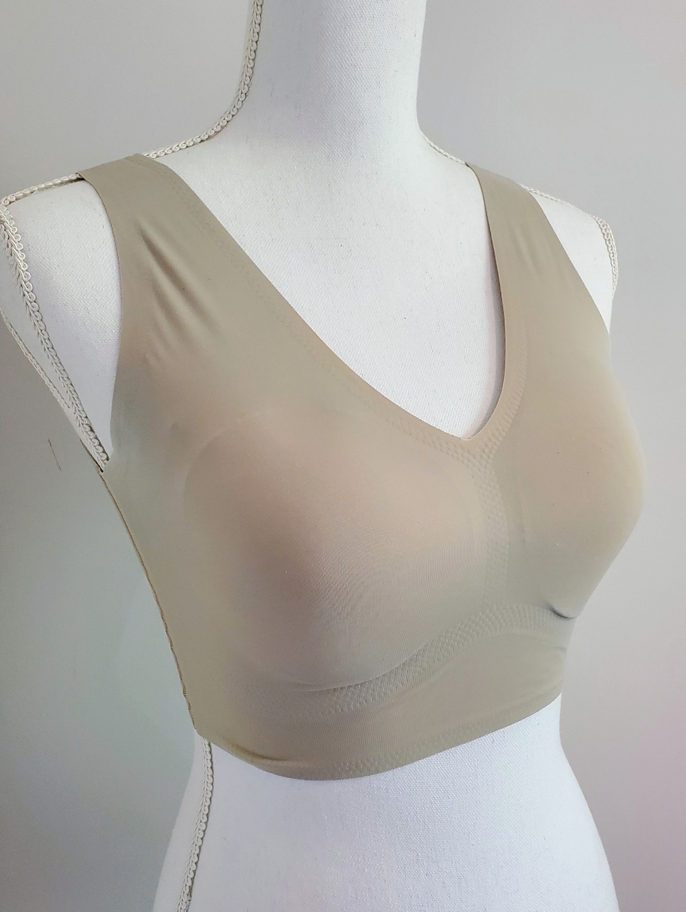 Calvin Klein Invisibles Seamless V Neck Bralette - Medium - Bare Nude